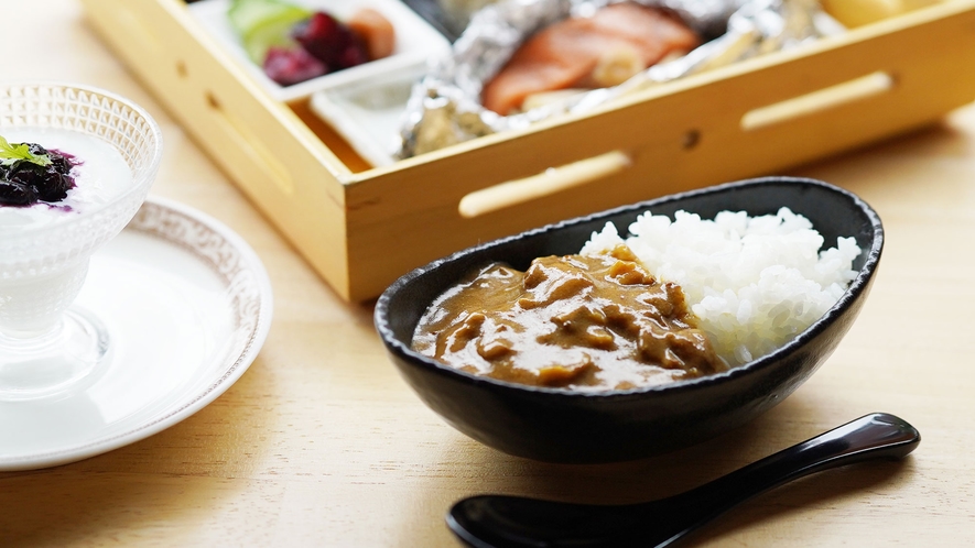 【朝食一例】いかり屋名物！朝専用牛すじカレー。りんごで育った信州牛を使っています