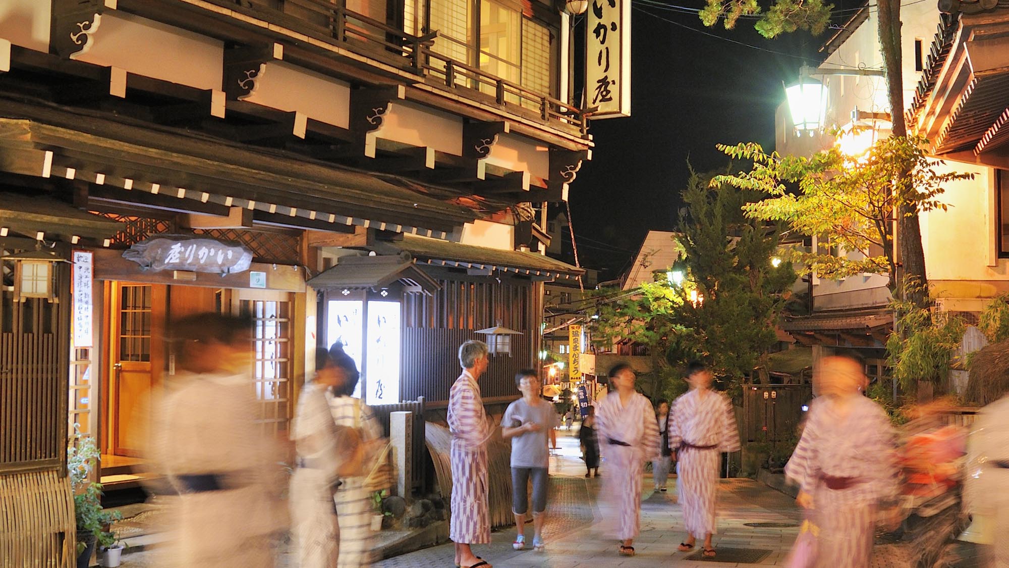 【いかり屋旅館前】渋温泉の中心にあり 外湯巡りに最適