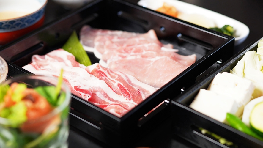 【夕食一例】北信州ブランド豚のしゃぶしゃぶ鍋御膳。柔らかく、さっぱり食べられる豚肉