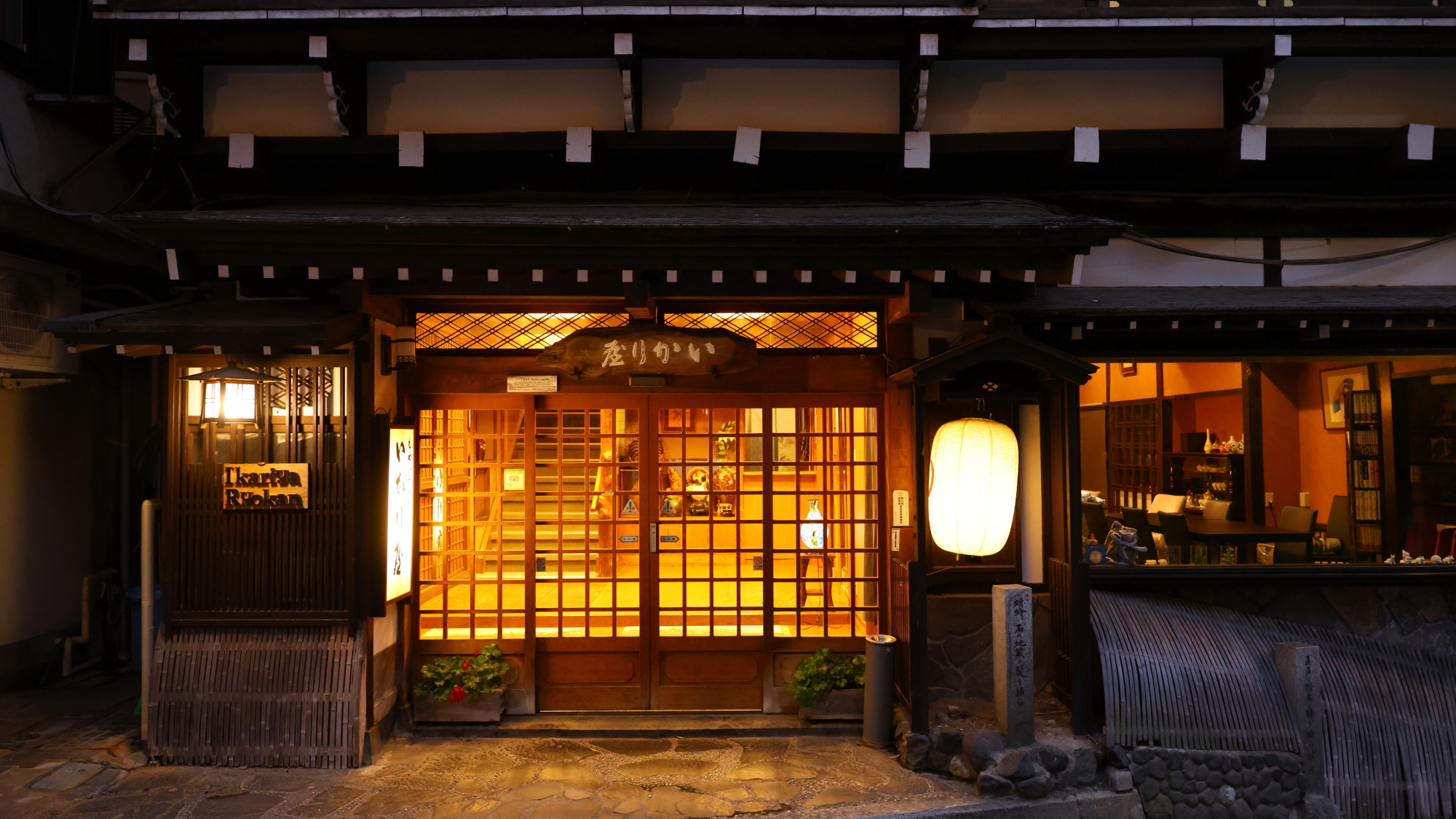 【外観】夕暮れ時の入口