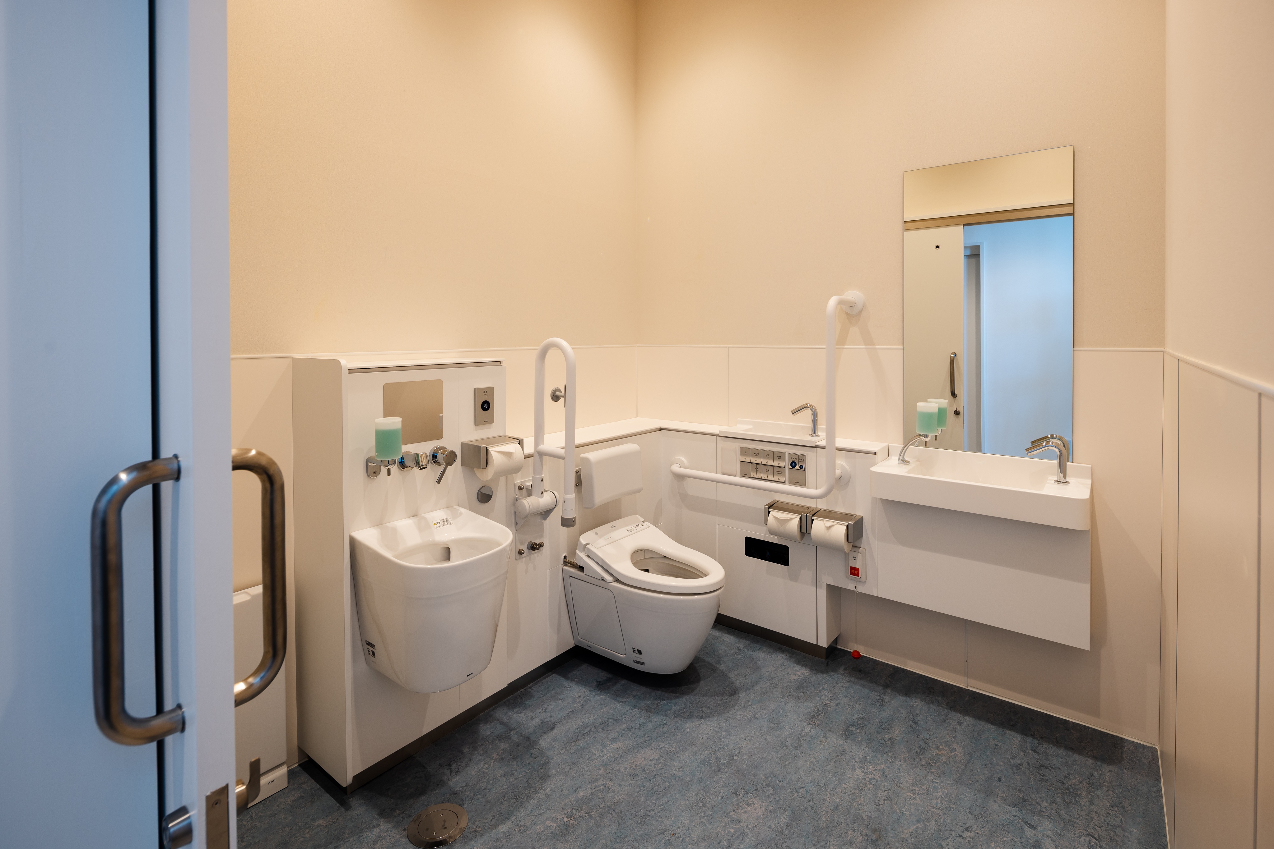 管理棟：お手洗い