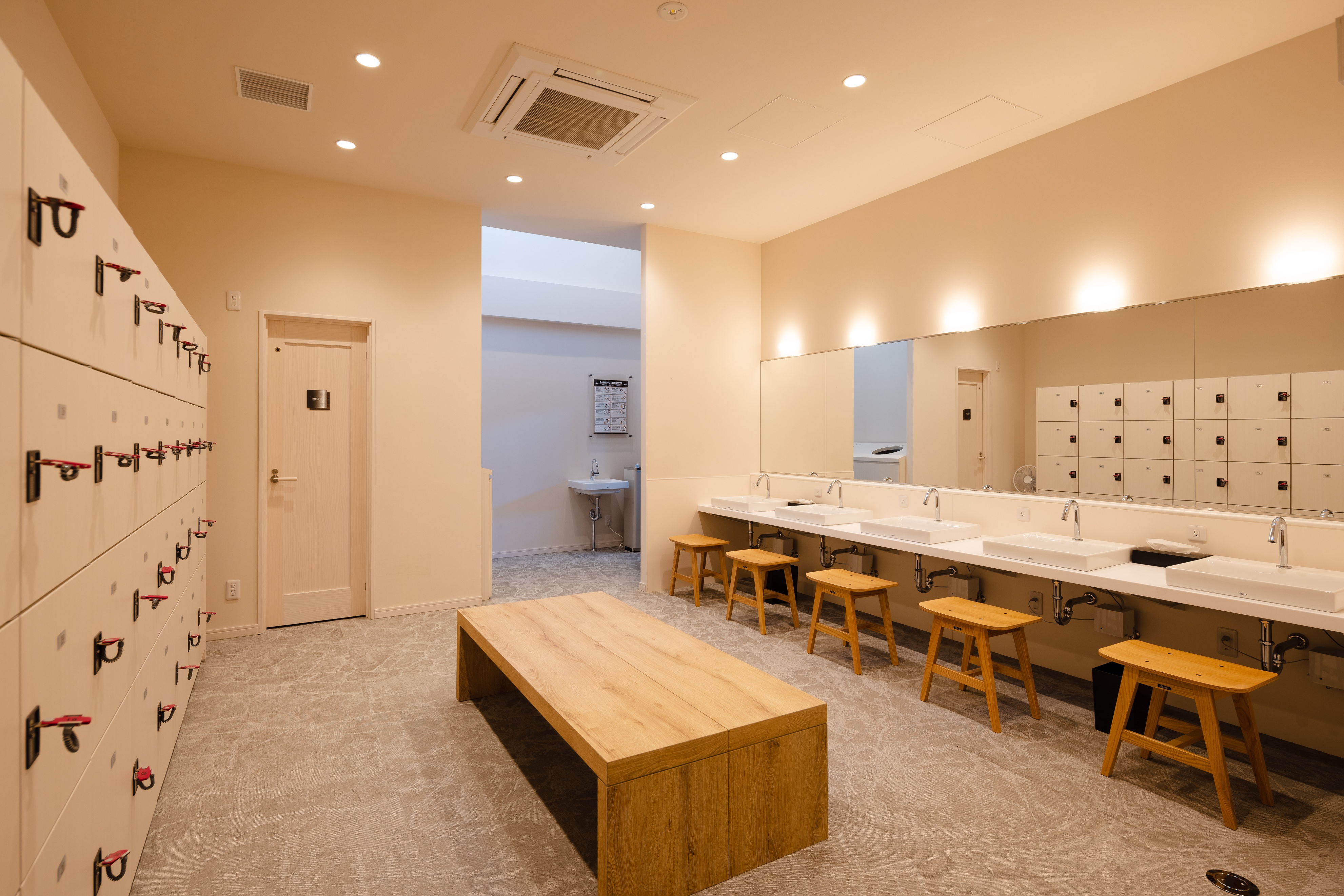 大浴場【満月の湯】：脱衣所