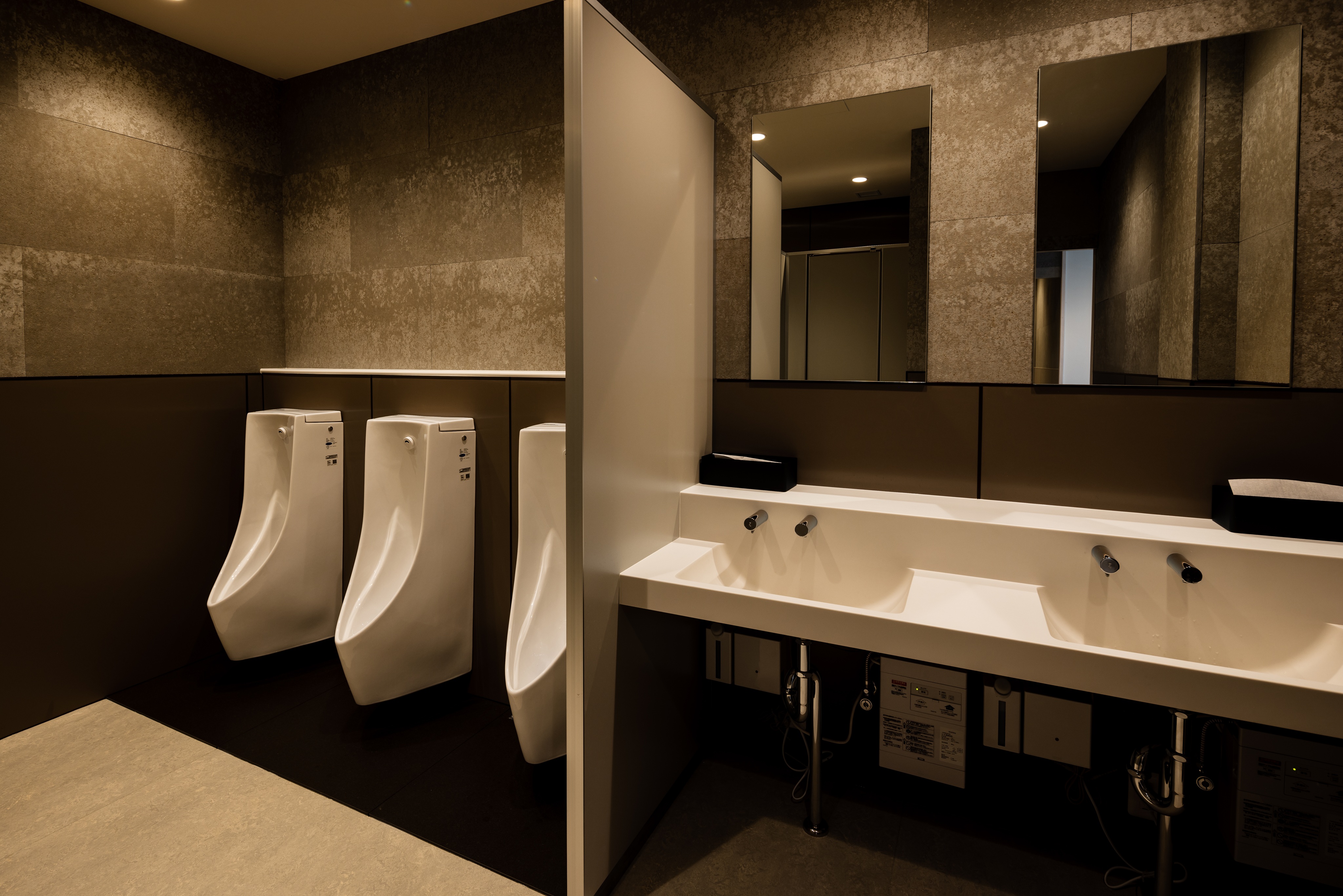 管理棟：お手洗い（男性）