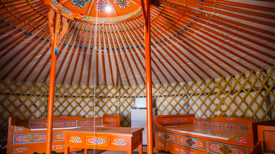 *伝統的なテント（ゲル）中に入ると極彩色の柱や天井などで異国情緒を味わえます。