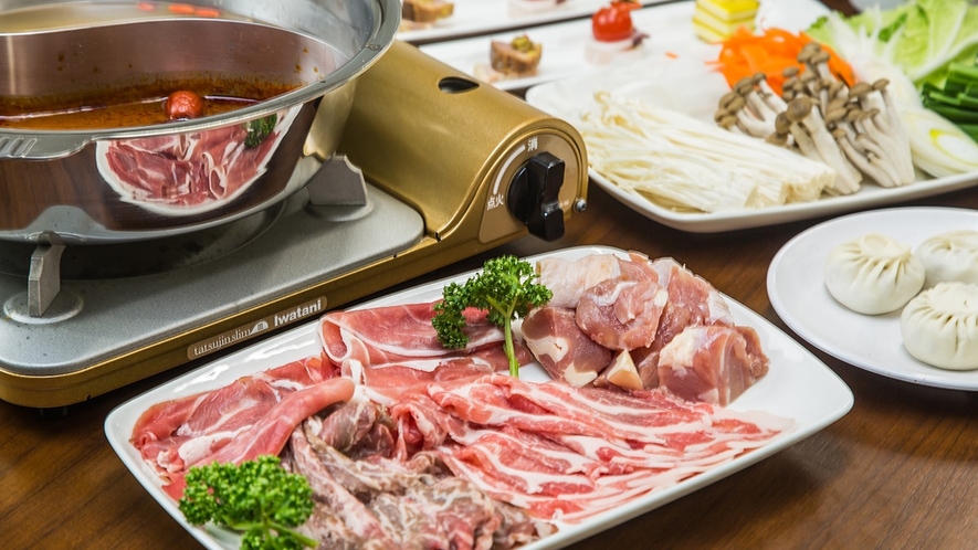 *火鍋プランお肉コース（一例）2種類のスープでお肉をご堪能ください。