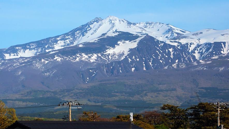 *鳥海山／日本では珍しい海に面している山の絶景を眺めながらグランピングを楽しめます。