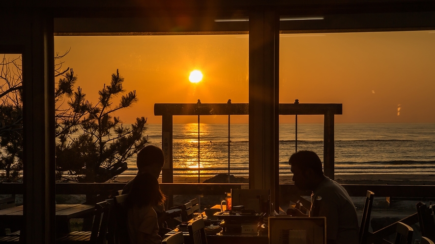 *隣接ゲストハウス／海に落ちる美しい夕陽に照らされながらお食事を楽しめます。