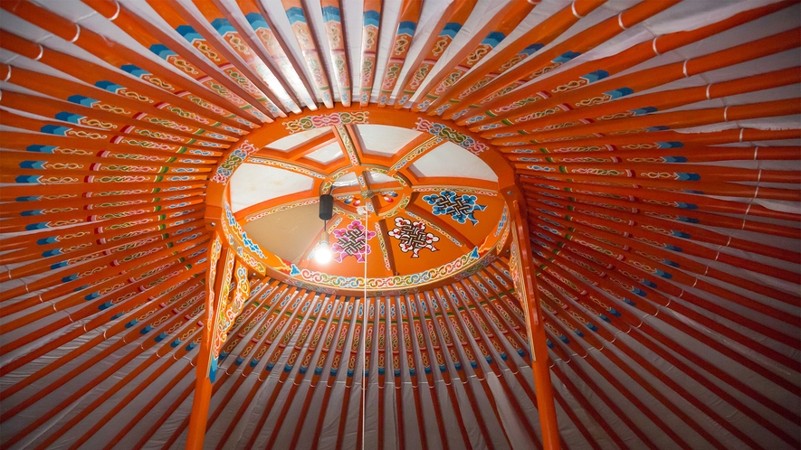 *伝統的なテント（ゲル）天井には「トーノ」と呼ばれる円形の天窓があります。