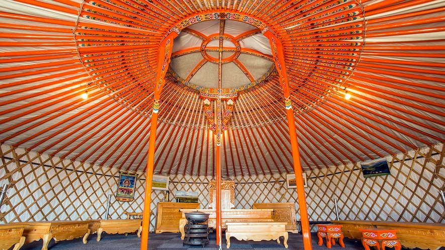 *伝統的なテント（ゲル/大型）中に入ると極彩色の柱や天井などで異国情緒を味わえます。