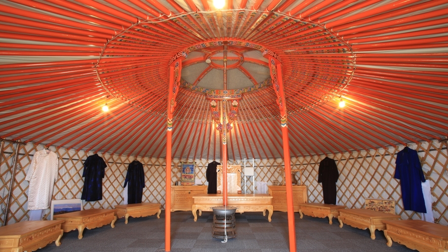 *伝統的なテント（ゲル/大型）中に入ると極彩色の柱や天井などで異国情緒を味わえます。