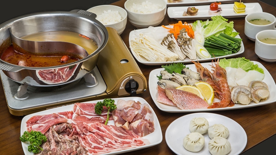 *火鍋プランお肉＋海鮮コース（一例）2種類のスープでお肉と海鮮をご堪能ください。