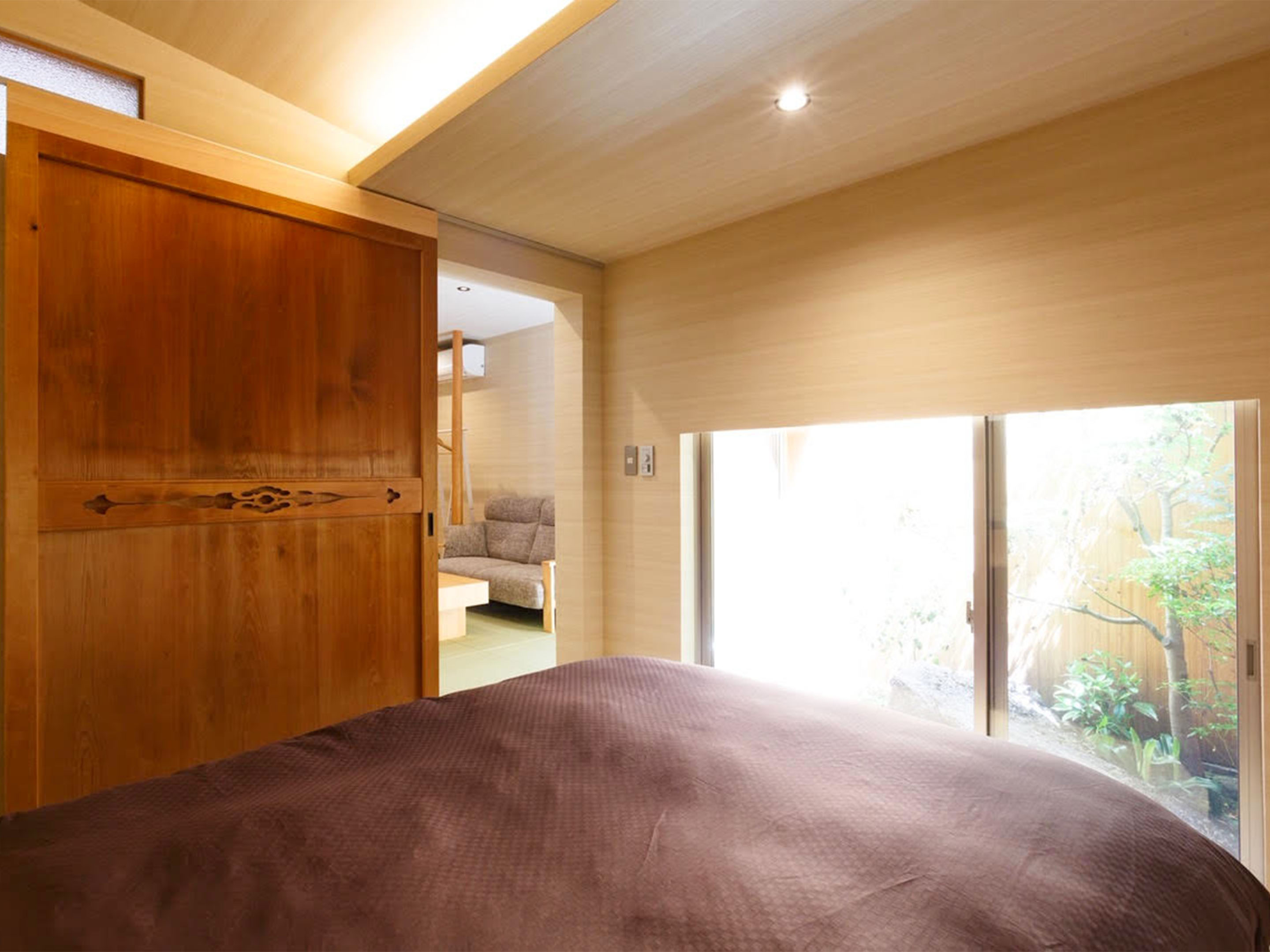 ・1階寝室　リビングのすぐ横で移動もラクラク