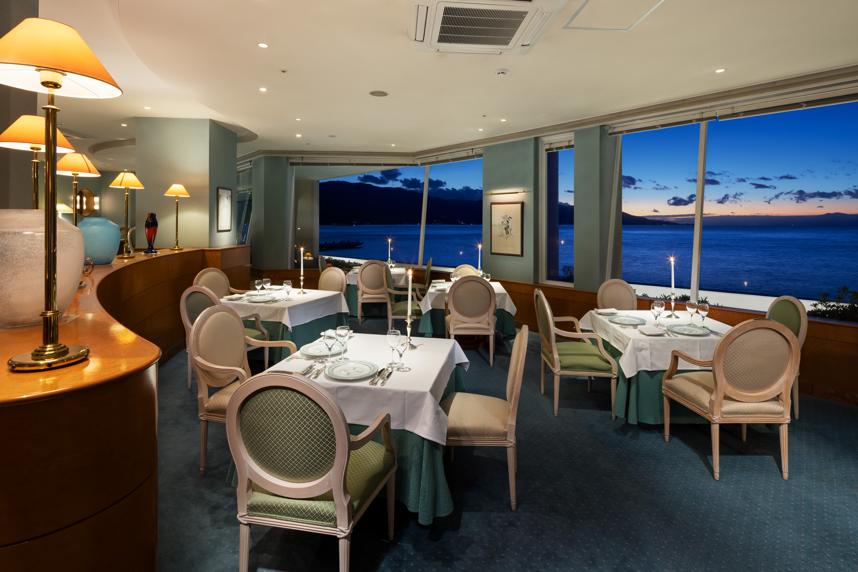 メインダイニング「アイランド」