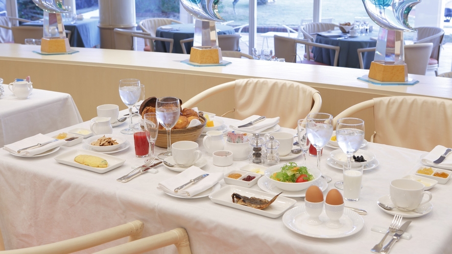 駿河湾産桜えびのオムレツ、ホテル自家製パン等を用意してます。