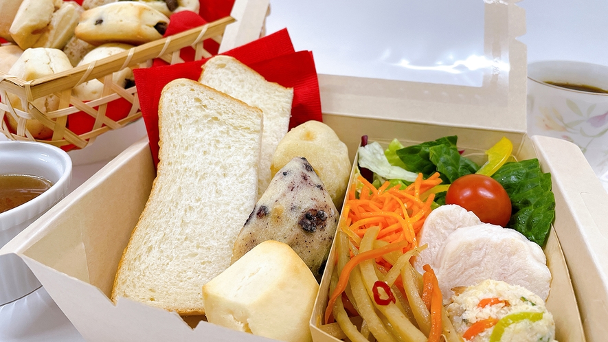 地元大田区大森で有名な「題名のないパン屋」の高級食パンを使用したモーニングボックス。プチパンは食べ放