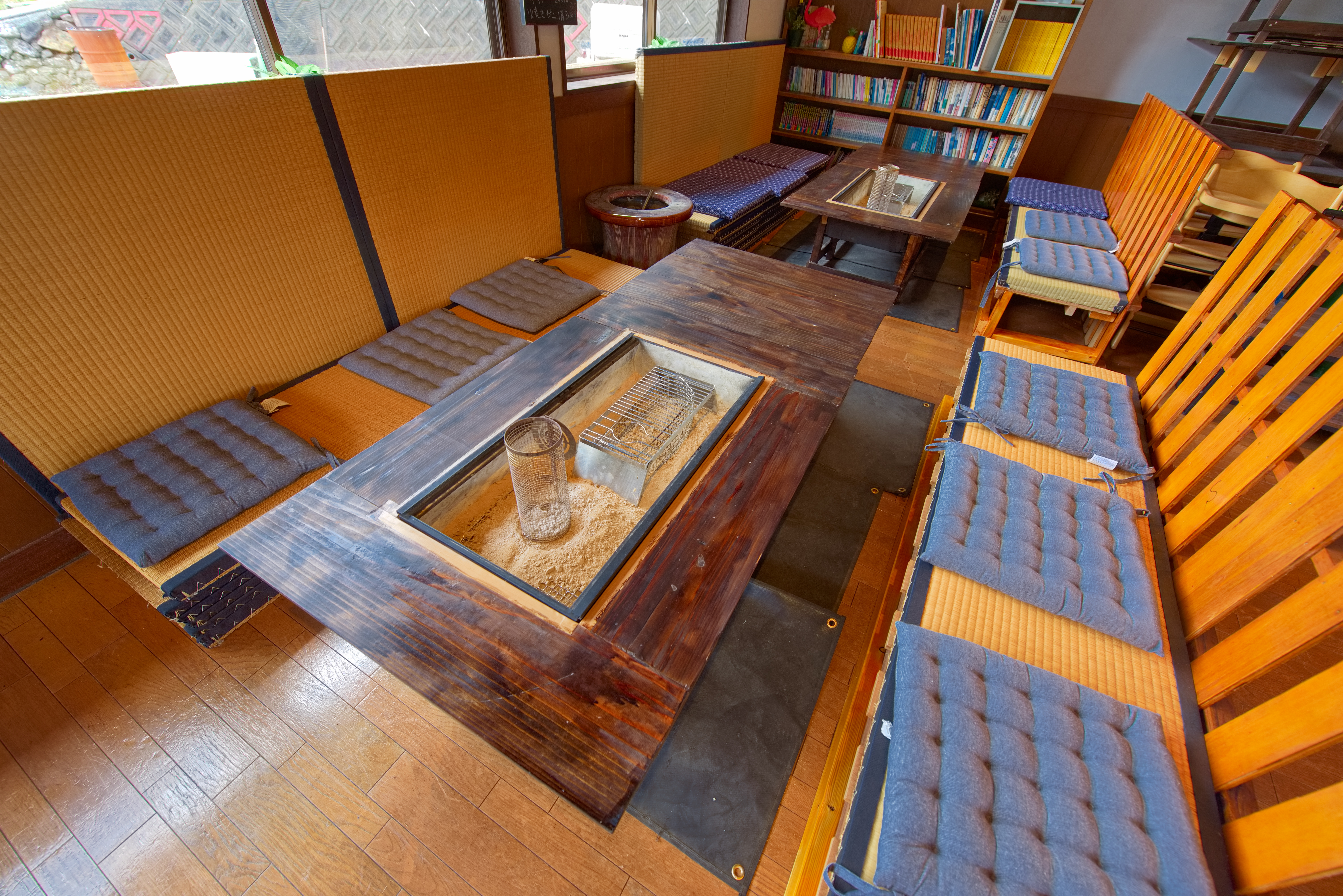 囲炉裏＿18：00～21：00の間で火を入れています