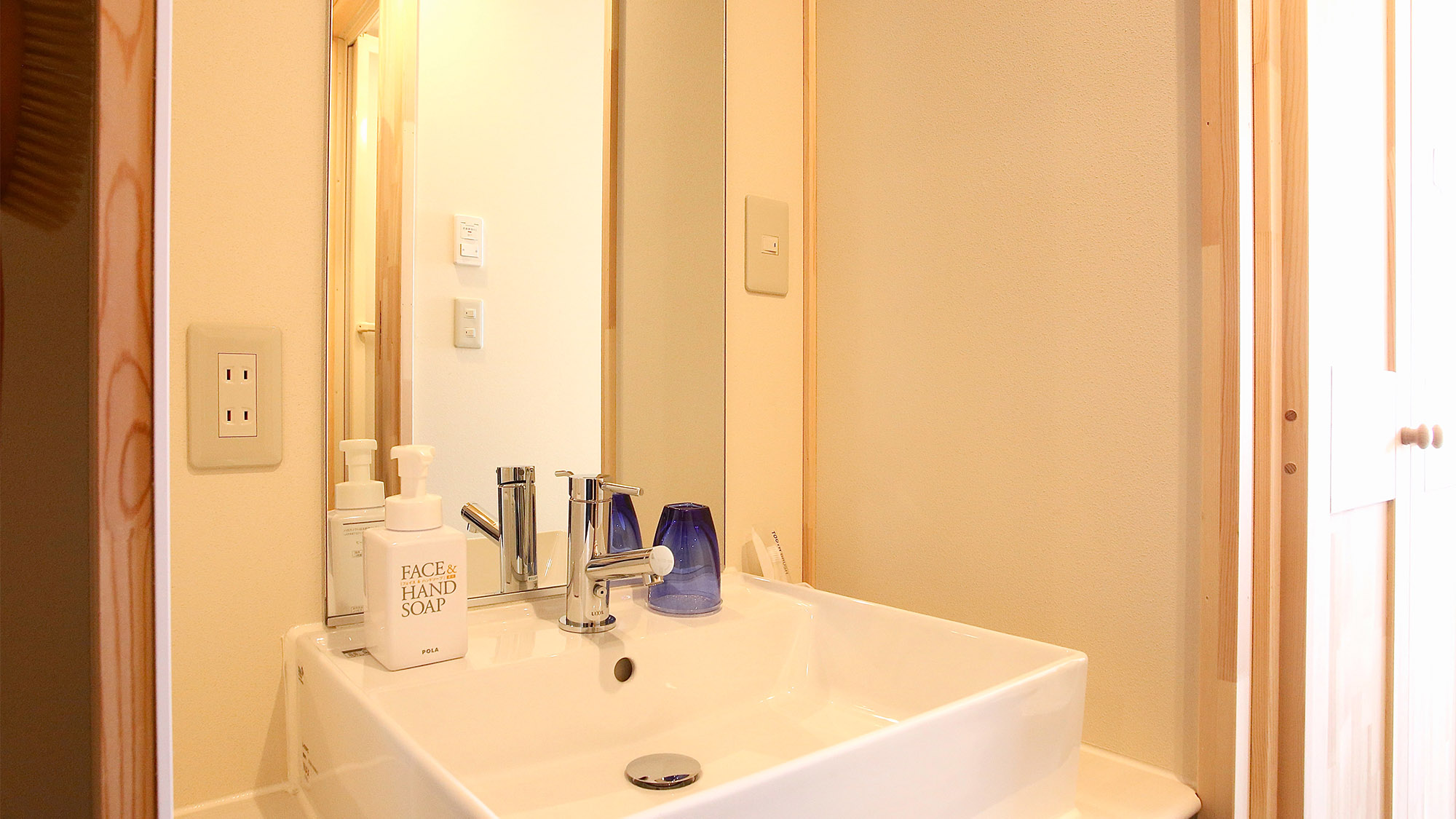 シンプルなデザインの洗面台で、心地よくお支度いただけます