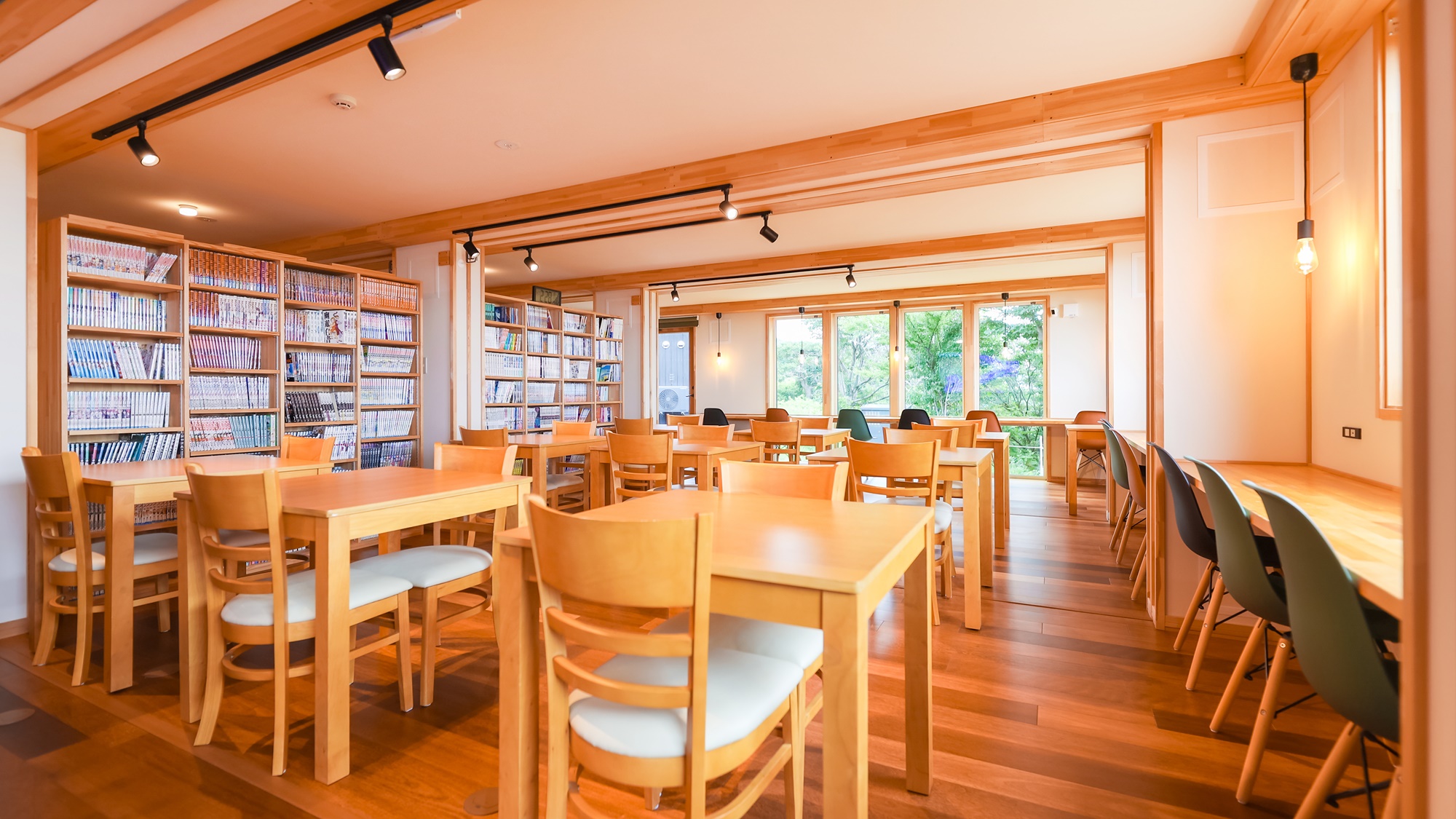 大きな窓の開放的なラウンジには、本や漫画がいっぱい！