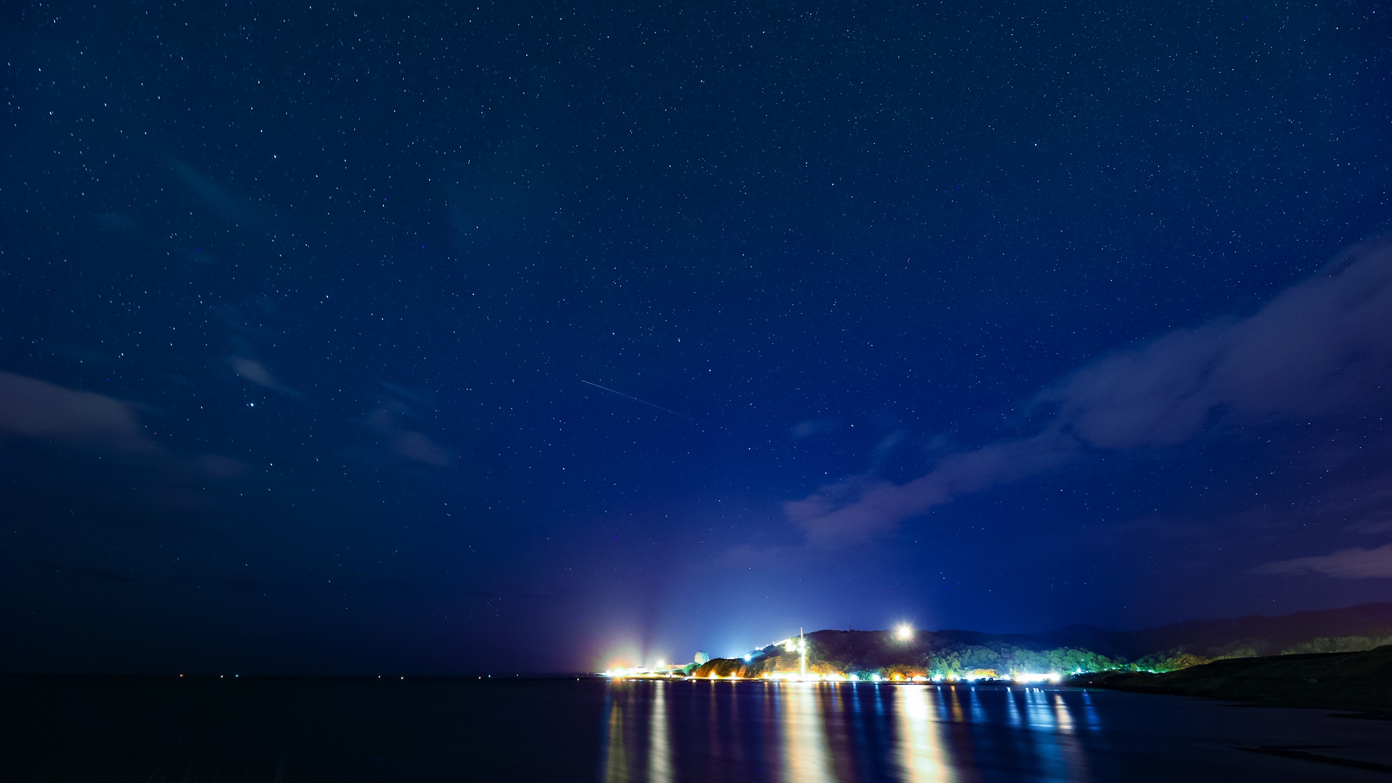 太陽が水平線に姿を消したあと、ひとときの絶景「ブルーアワー」