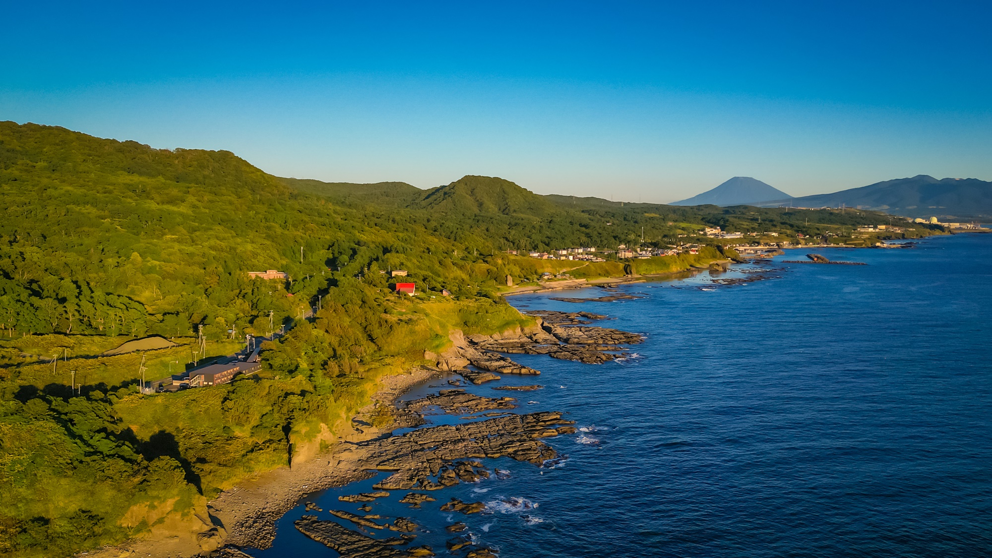 積丹半島の南西に位置し、日本海と山々に囲まれた自然あふれる場所、泊村へようこそ