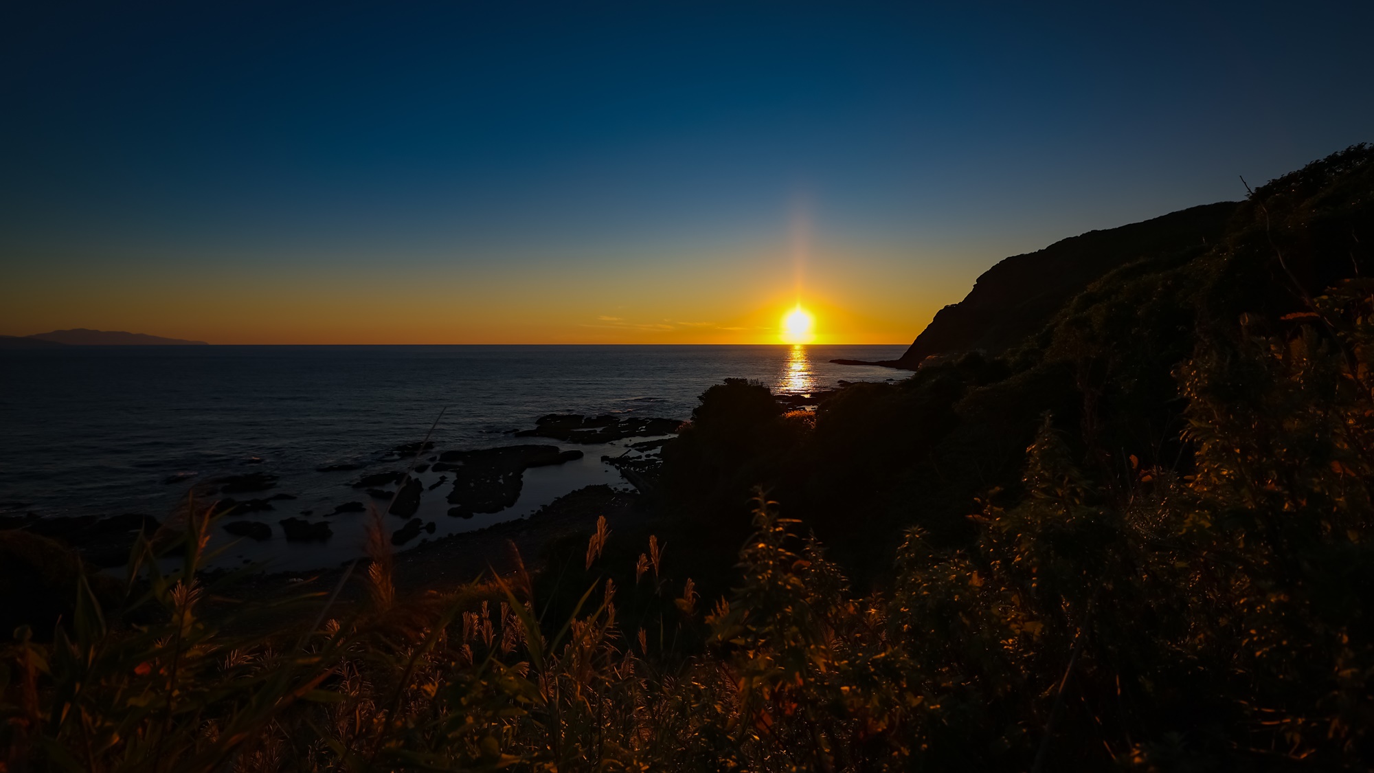 夕焼けの名所として知られる『泊村』。ここで目にする夕焼けは、まさに圧巻です。