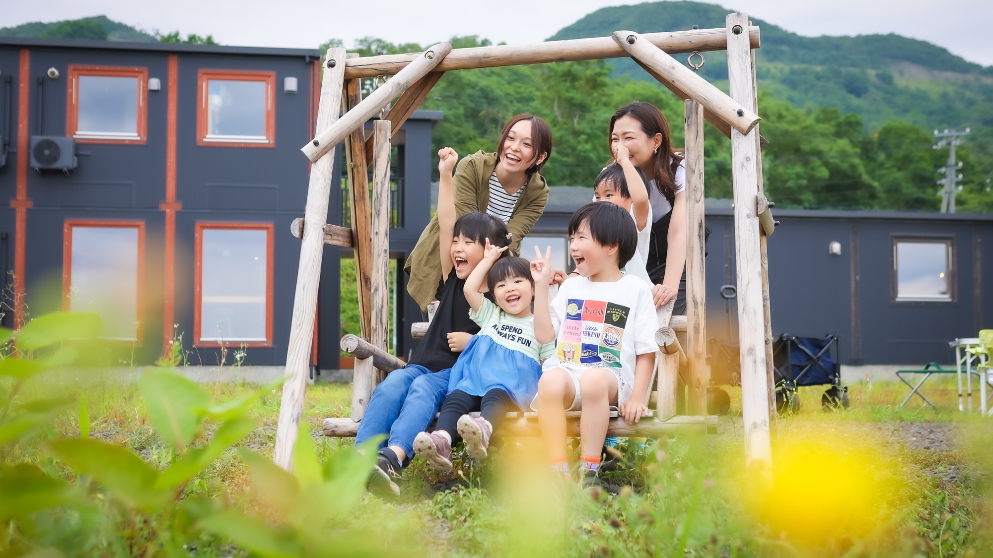 ホテルのお庭にはブランコがあります。思いっきり自然の中で遊ぶ家族旅行を