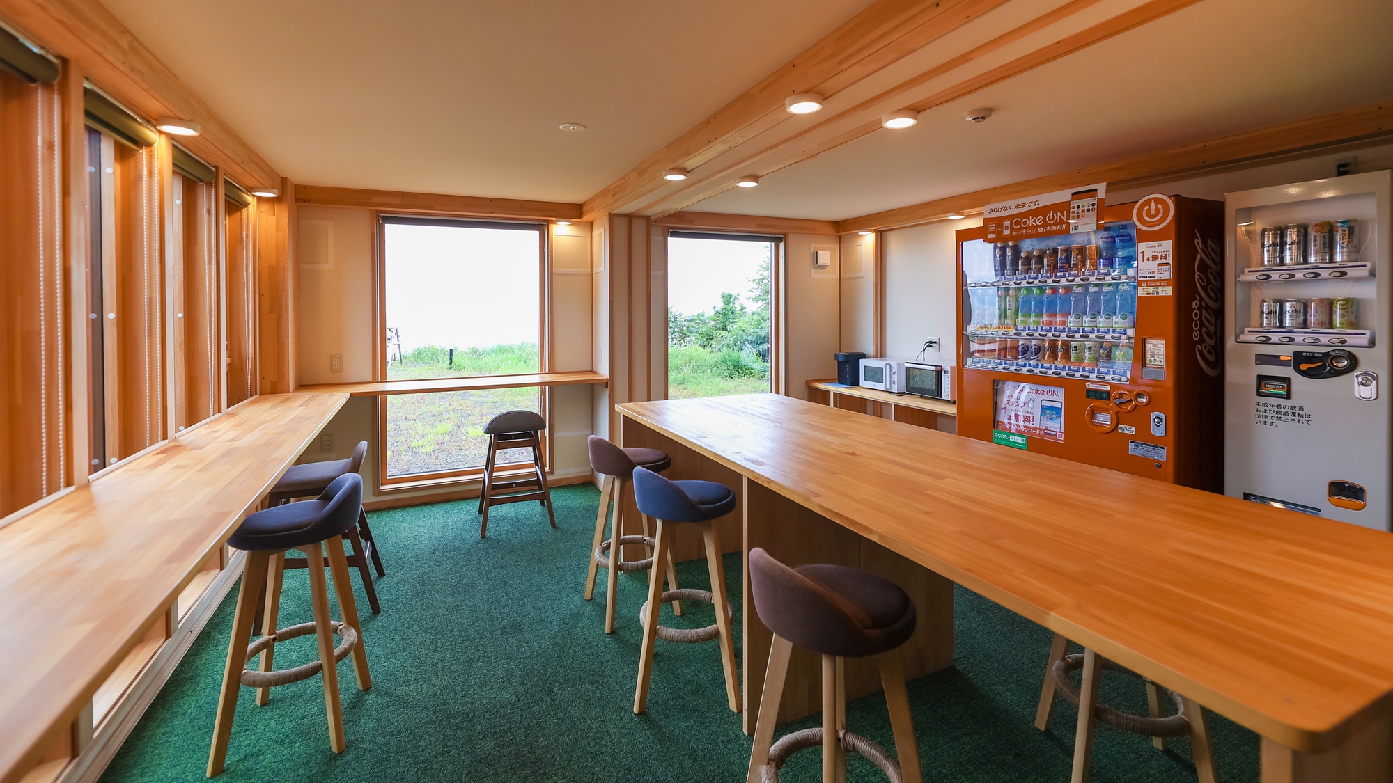 フリースペースには、自販機、フリードリンク、電子レンジ、トースター等がございます