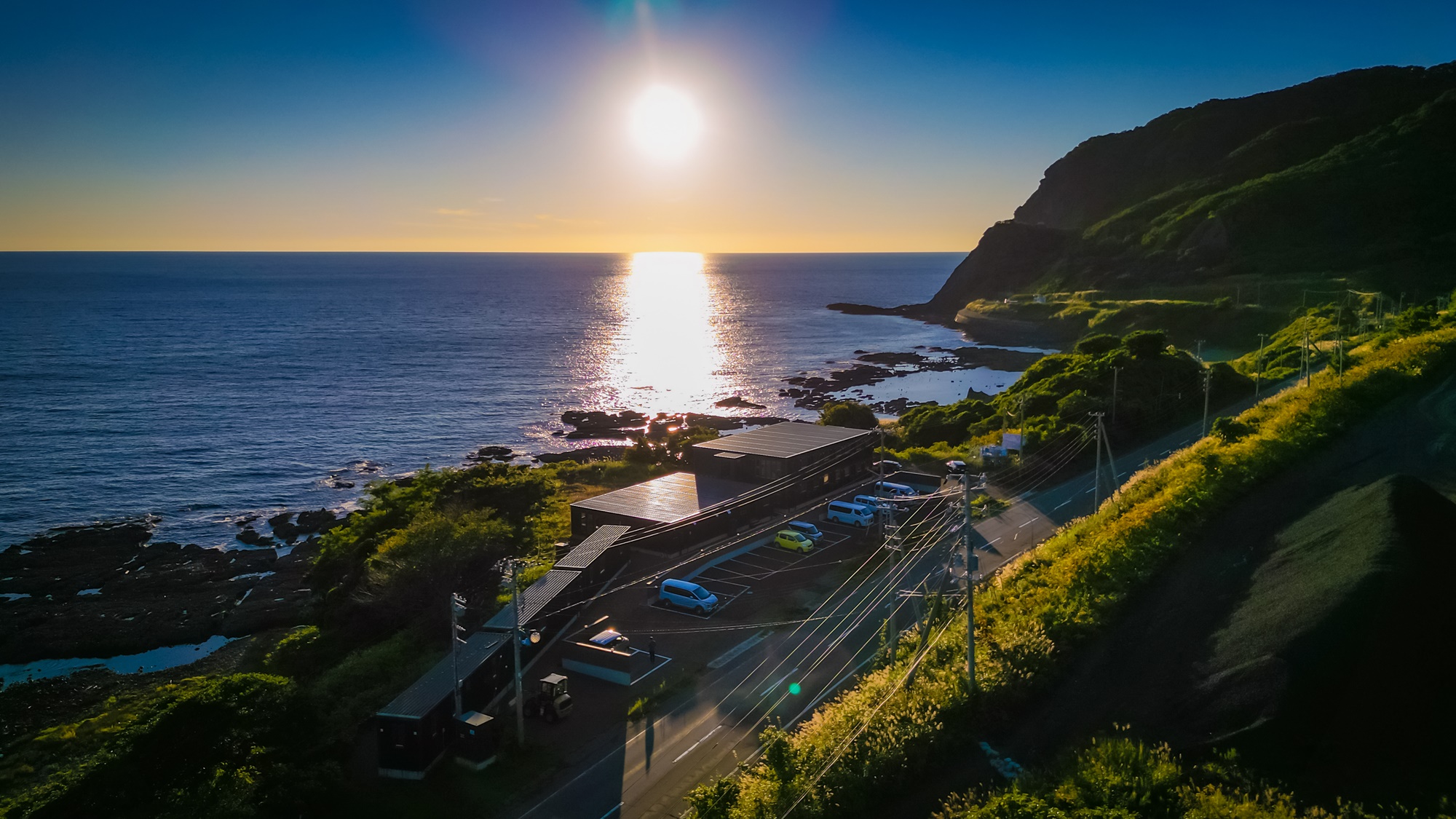 雄大な山々に囲まれて太陽に反射してきらめく海面は、より一層綺麗です。