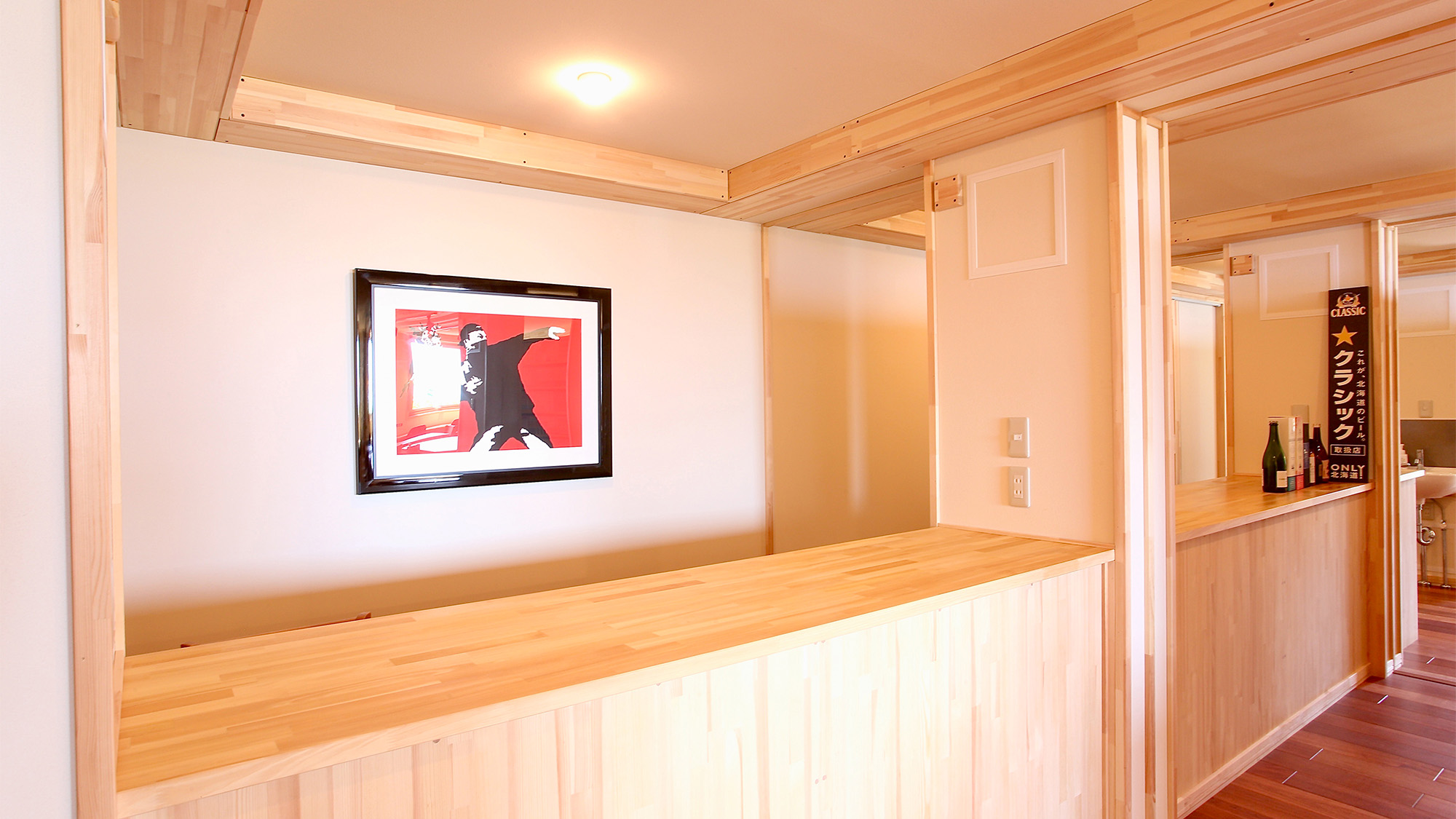 シンプルな空間に映えるインテリア