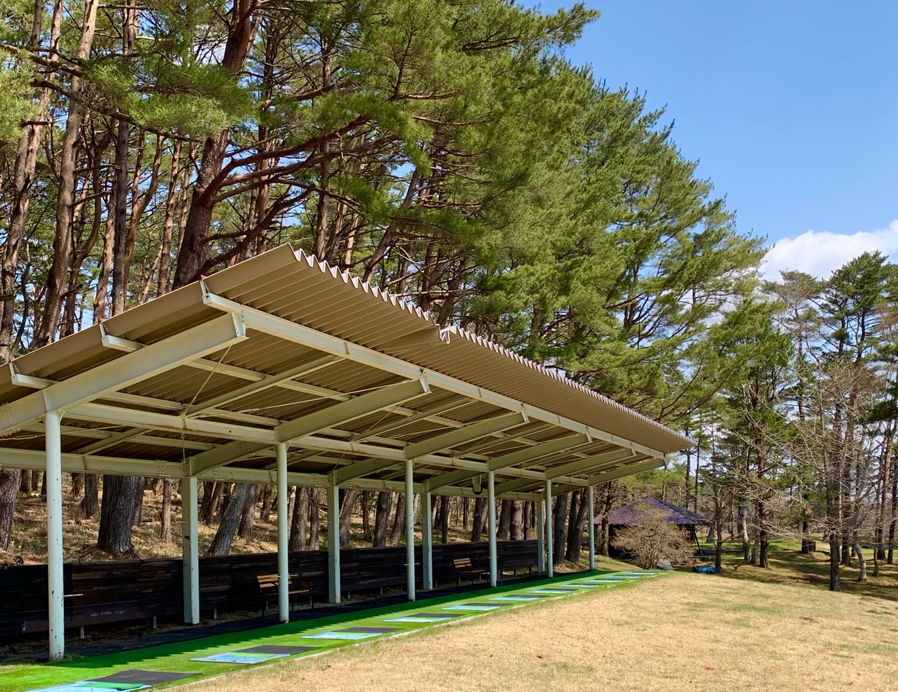 ゴルフ練習場は屋根付きですので、雨や炎天下でも快適です♪