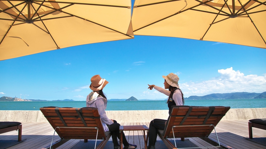 ■【無人島KUJIRA-JIMA】ビーチに面したウッドデッキは波音を感じる開放的な空間（提携宿泊施設
