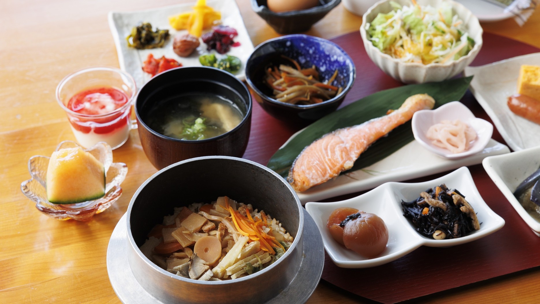【露天風呂付客室・朝食付】彩り和食御膳の朝｜全室バルコニー付客室
