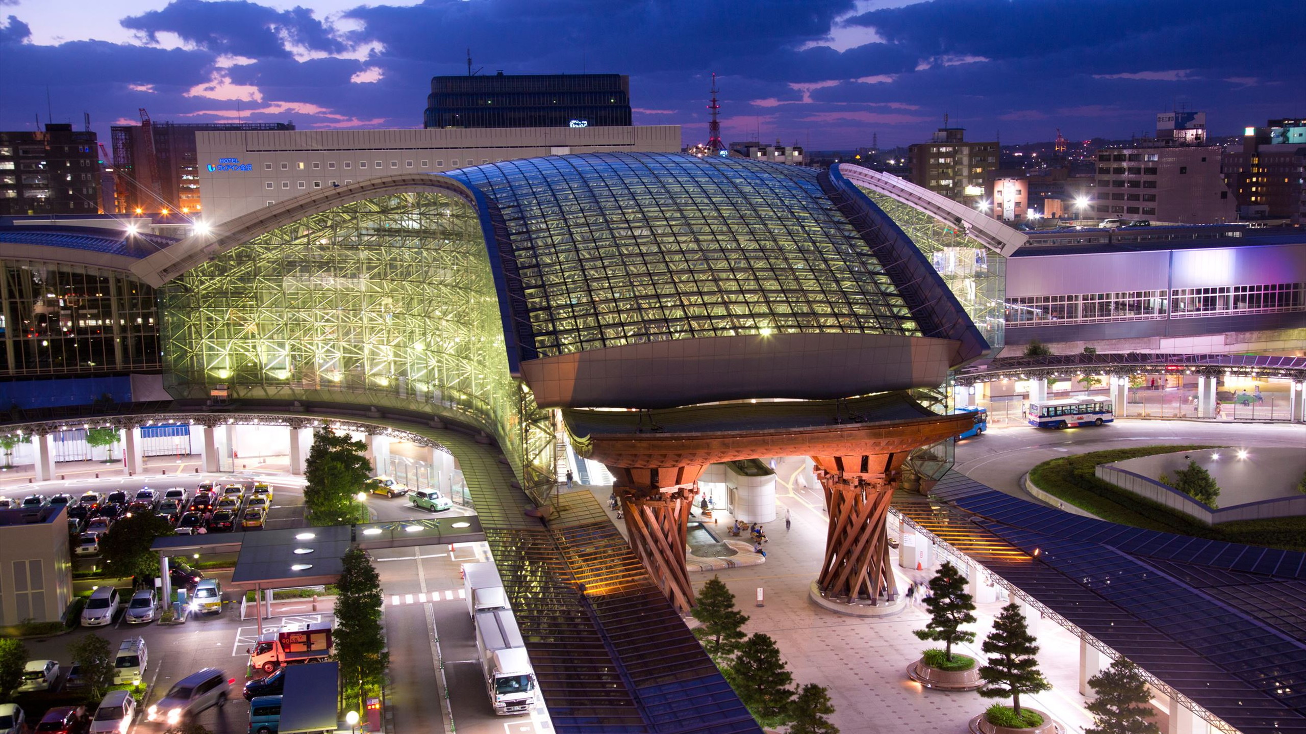 金沢駅（写真提供：金沢市）