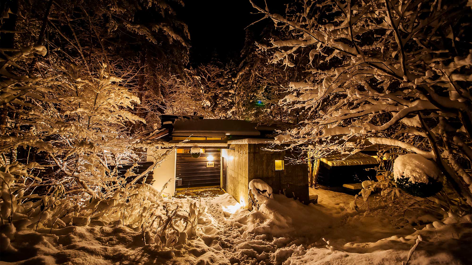 ・落水邸_夜はさらに幻想的な雰囲気に包まれます