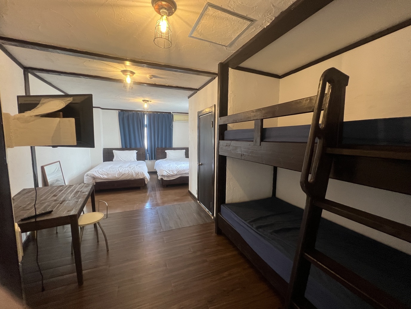 Room５　ダブルベッド×２とシングル二段ベッド