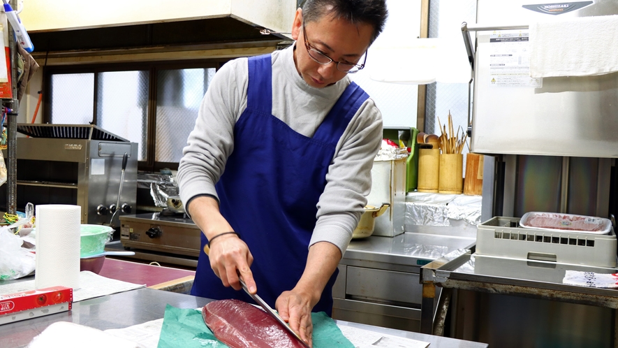 ＃【館主】食材の味を活かしたお食事をお届けするため、仕入れから調理までこだわっています。