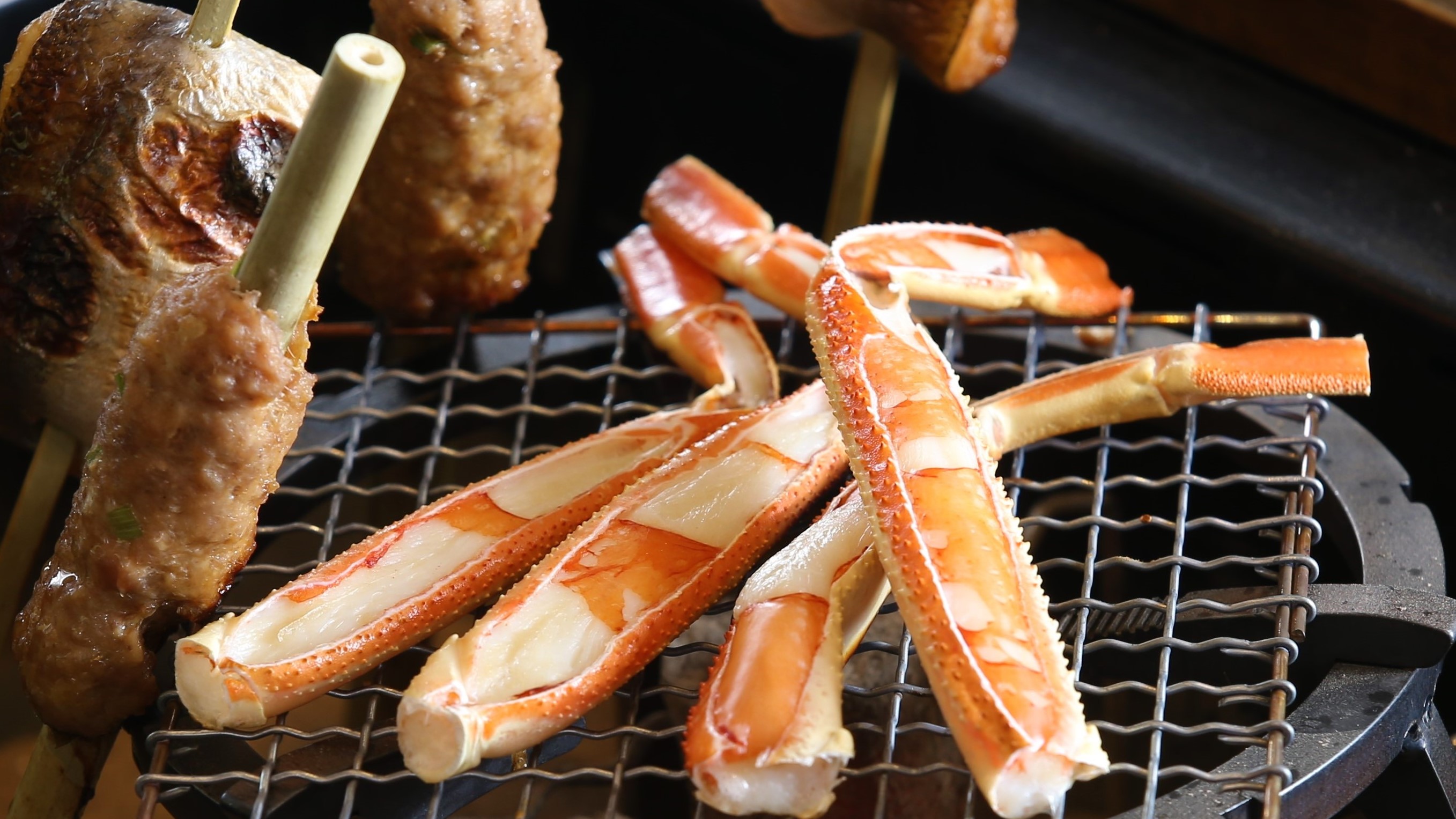 【冬の献立一例】囲炉裏イメージ(焼き蟹・鴨つくね・甘鯛)