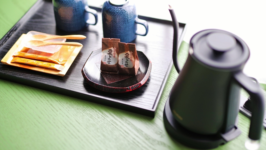 ツインルームの客室用ポットとお茶菓子イメージ
