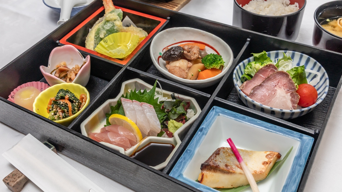 大浴場でリラックス♪季節の松花堂御膳コース(2食付)