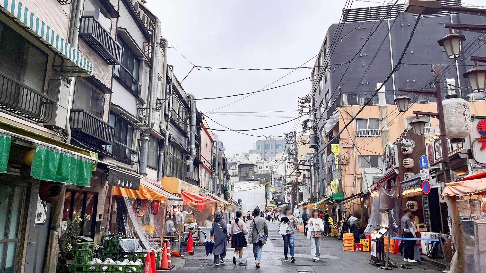 ・【周辺】観光客で賑わいを見せます。食べ歩きも旅の醍醐味♪