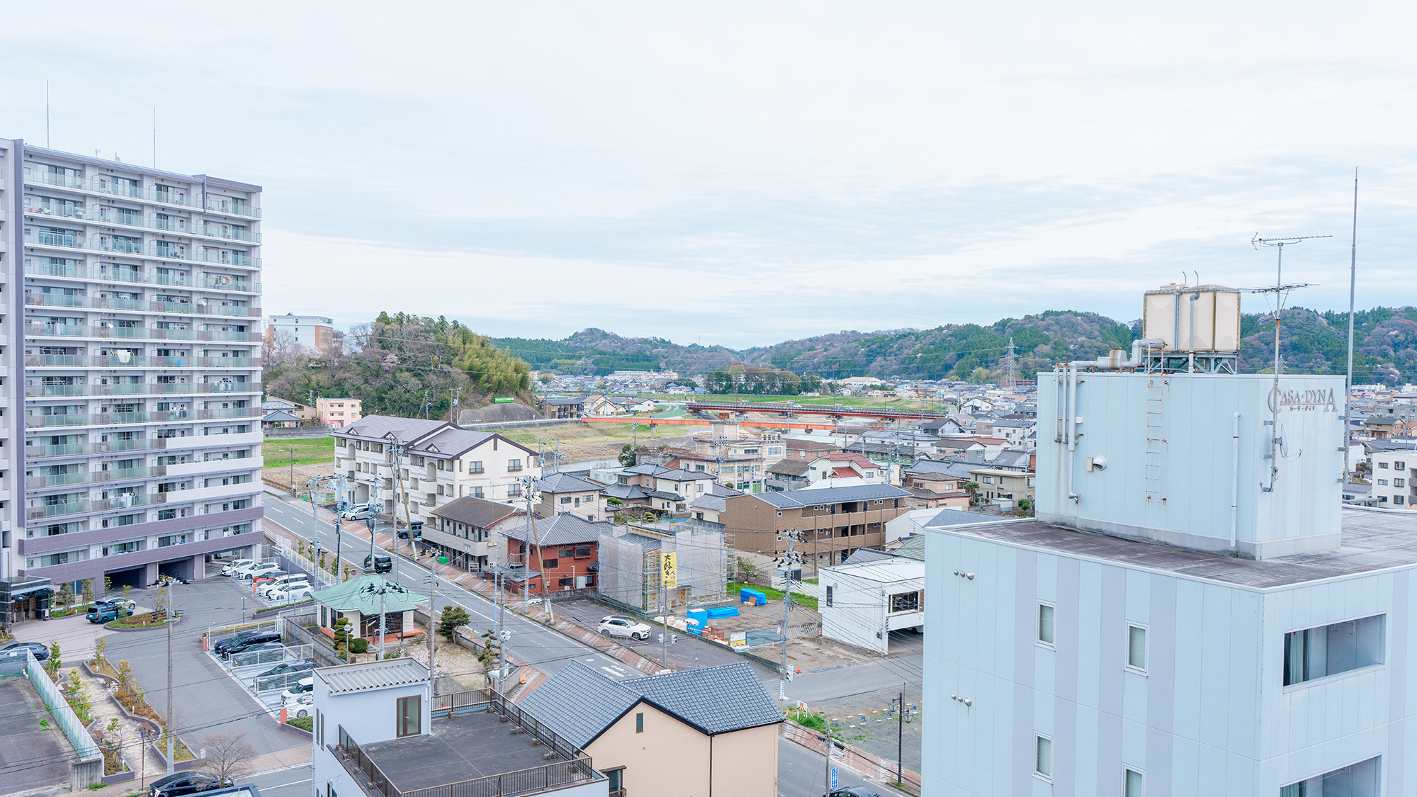 最寄りコンビニ徒歩2分、ショッピングモールまで徒歩5分の便利な立地です