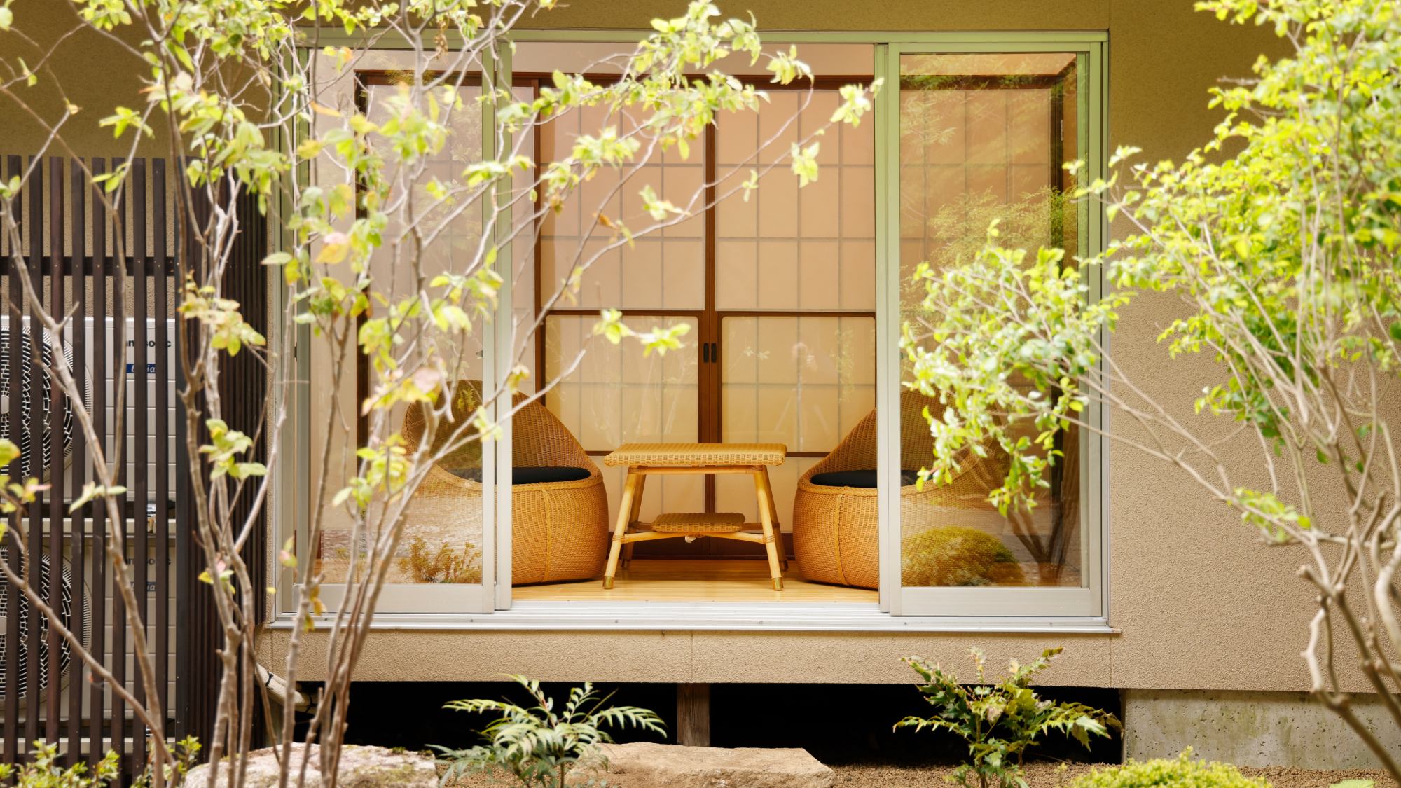 ・【濃藍の間】縁側からは日本庭園を眺めることができます。日常とは違った景色をお楽しみください