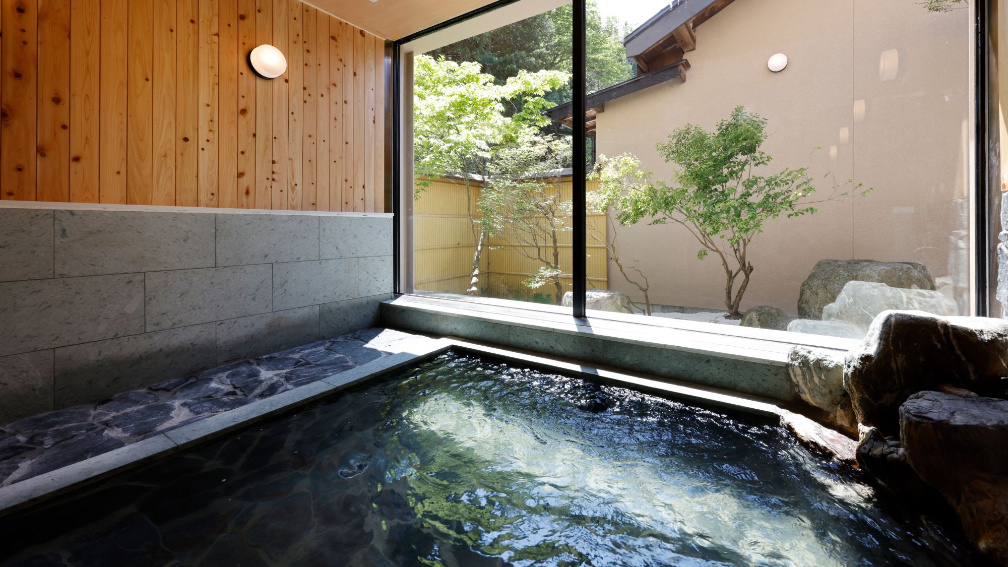 ・【温泉】浴場の壁には檜、床や浴槽は十和田石を使用。檜の香りに包まれながらご入浴ください