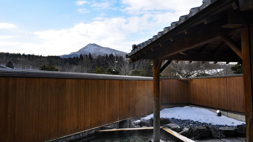 【大浴場 男湯】露天風呂からは、久慈平岳を望むことが出来ます