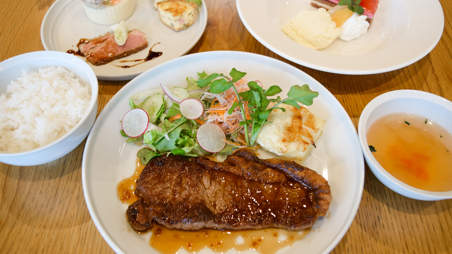 夕食はCafe Bistro BAY HOMES でお得な”ステーキセット”【1泊朝食付き】