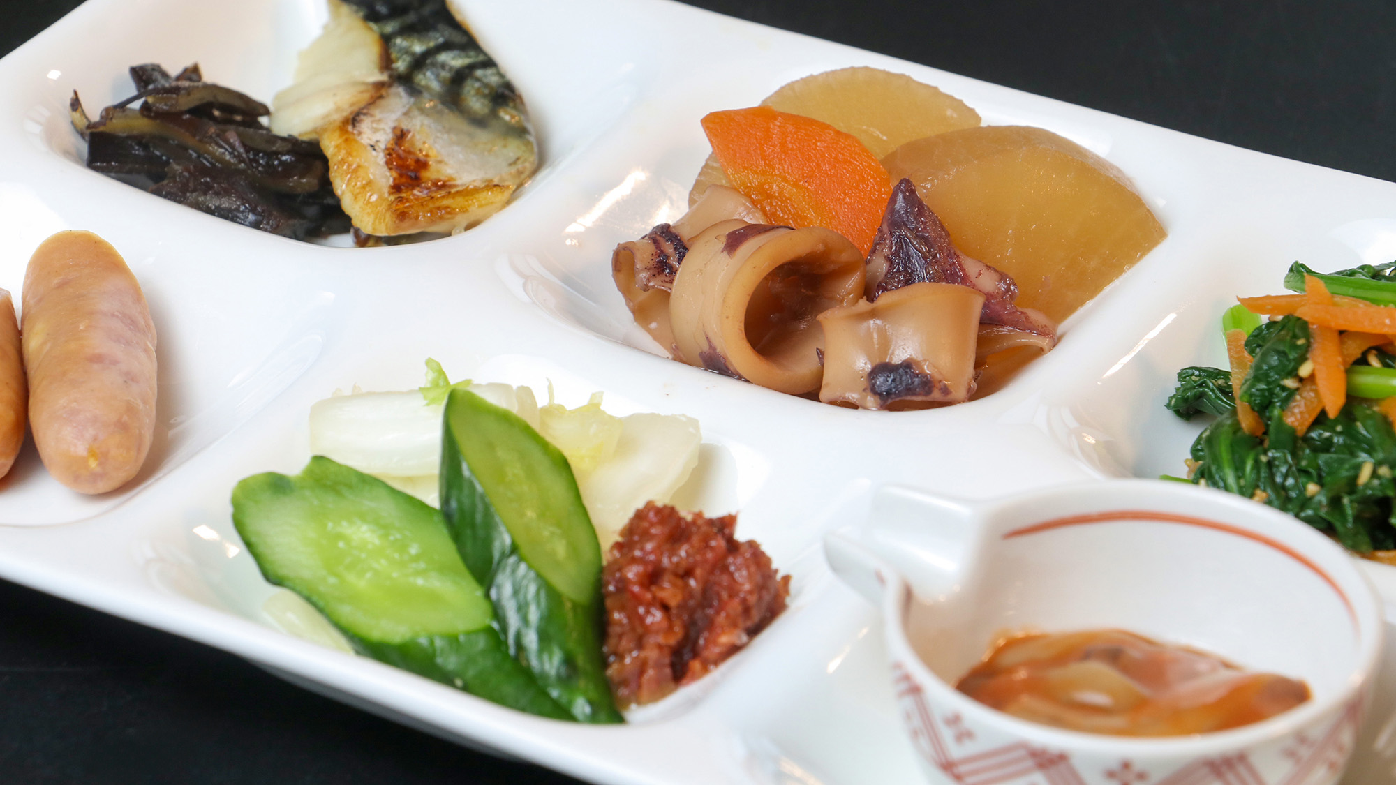 #朝食一例　炊き立てのご飯に良く合う美味しいおかずが並びます。