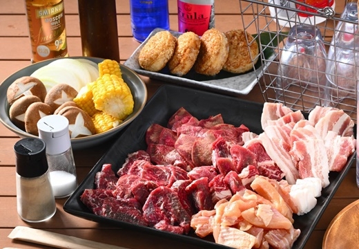 【国産牛BBQコース】大自然と恐竜に囲まれてアクティビティを♪こだわりぬいた家具で贅沢なアウトドア★