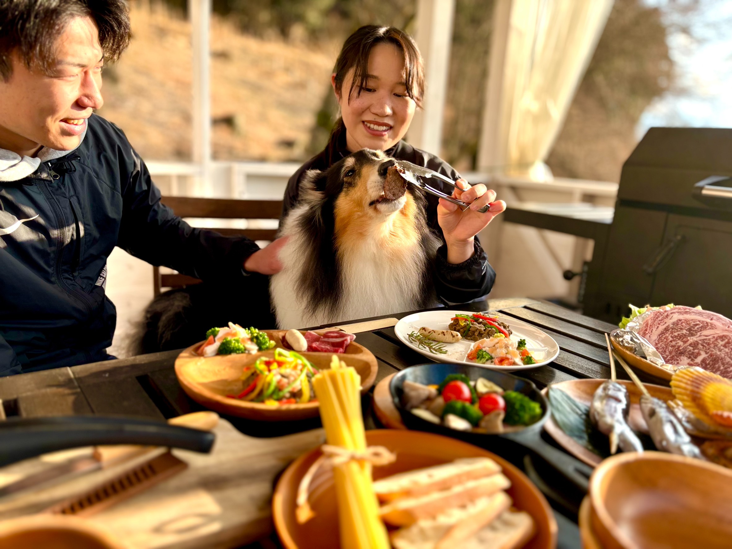 同じテーブルで、同じ時間を。 焼きたてのお肉を囲みながら、愛犬と過ごす特別なディナー体験。 ここでしか味わえない、&ldquo;一緒に食べる&rdquo;という贅沢を。