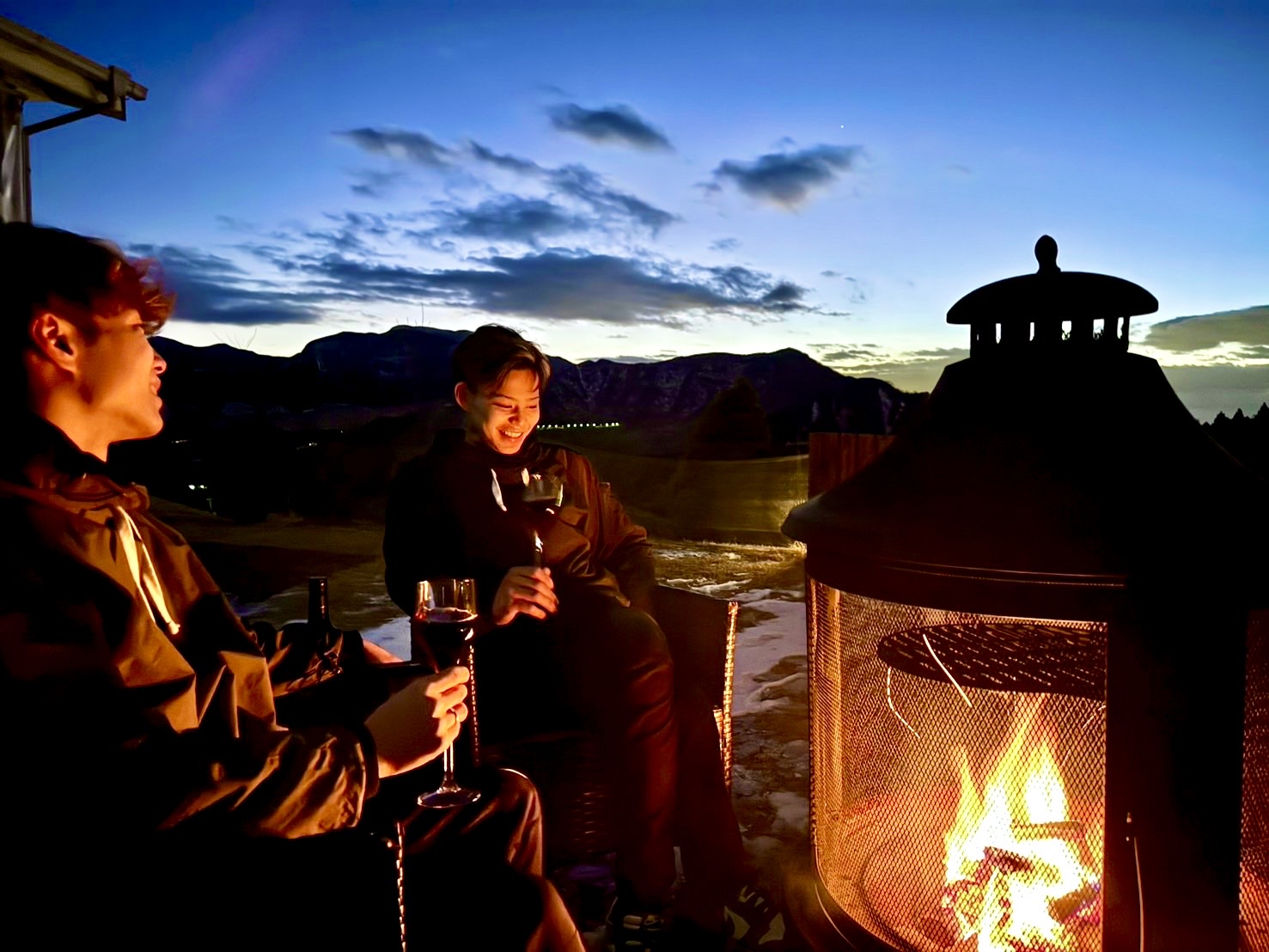 焚火を囲んで語らう大人の時間