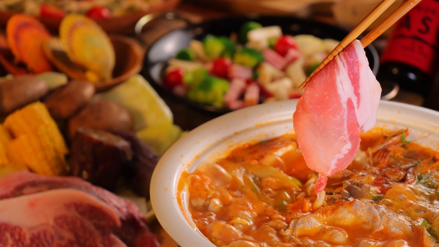 【冬季限定】海鮮やお肉などを盛り込んだ特選トマト鍋